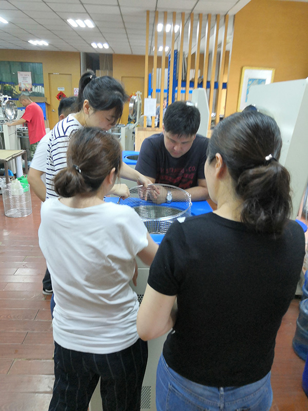 上海某生物制藥企業(yè)代表現(xiàn)場檢測滅菌鍋實(shí)驗(yàn)性能(圖2)
